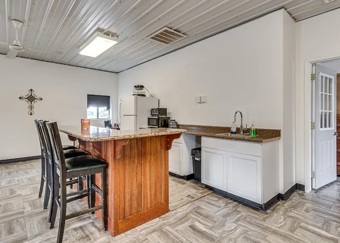 Getaway W/ Covered Patio Montrose
